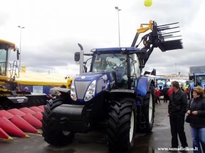 NEW HOLLAND T7 serijos traktorius.